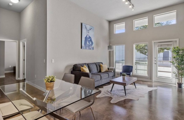12ft Ceilings | King Bed | Luxury Apartment