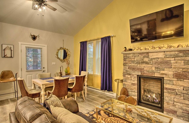 13 Mi to Camelback Ski! Creekside 'Lincoln Lodge'