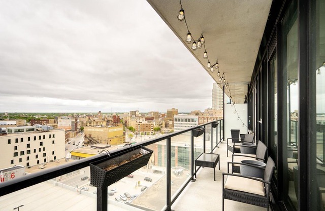 (1309) Downtown Glasshouse Luxury Suite 2BR 1BATH+ Fast Wifi(311)