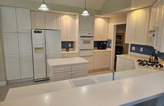 1325-4 Lagoon side 4/4 Beauty w/screened porch