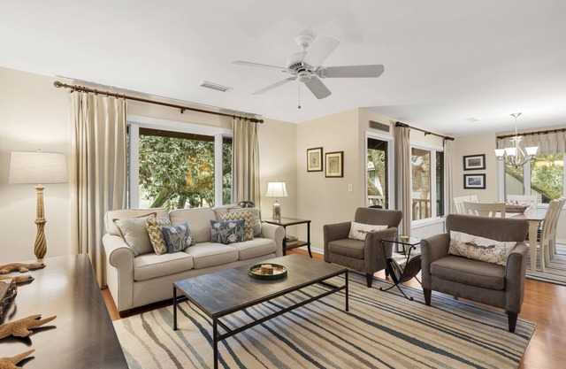 1328 Fairway Oaks: 4BR with Golf Views, Close to Beach, Beach Gear/Bike Credit