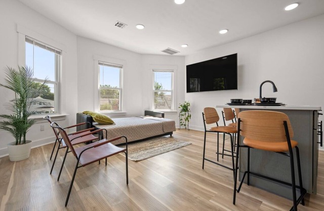 14 Miles to NYC 2-Floor Duplex for 10 Guests 4BR Free Parking + Laundry