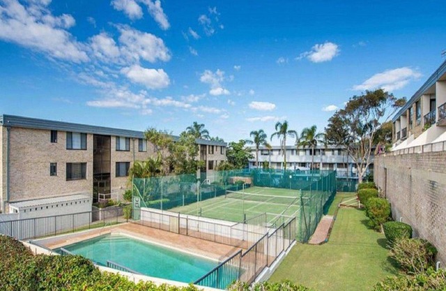 14 The Dunes, 38 Marine Dr - large unit with pool, tennis court and across from Fingal beach