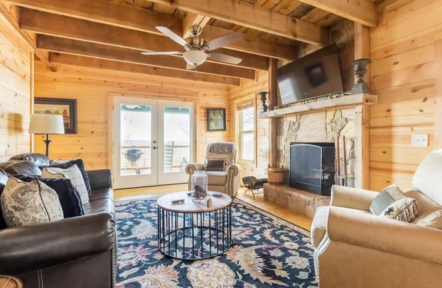 $149 Aug MidWeek SALE+Brow+2 KingSuites+HotTub+Pet+GR8Coffee