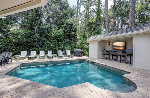 15 Duck Hawk-4th Row Ocean! A low country home that exudes charm & comfort.