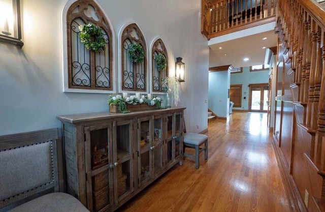 15 mi to KY Derby Churchill Downs! Lux Estate 6 BR 4b/2hb HEATED POOL, sleeps 14