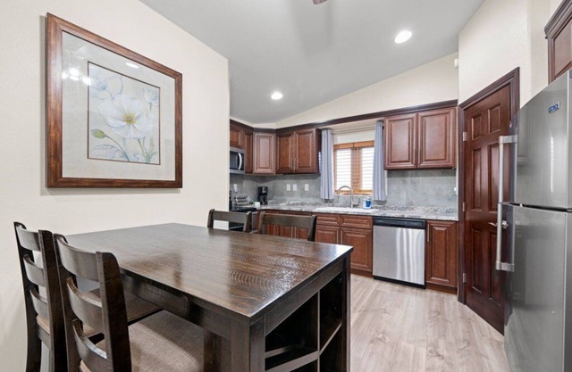 15 miles to New Braunfels, San Marcos, Seguin. Worker's Away from home retreat.