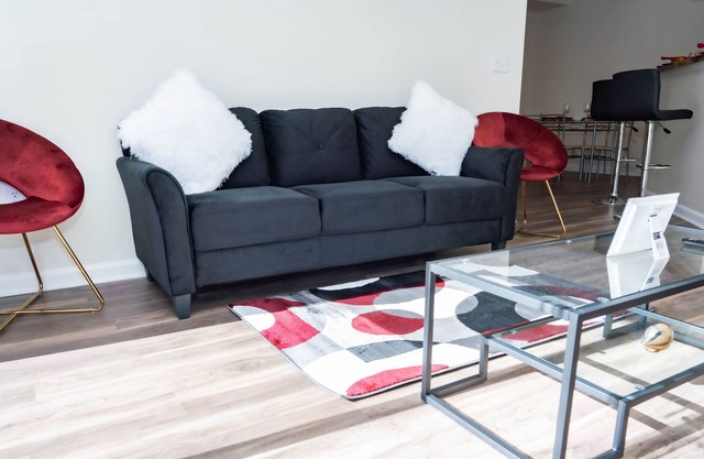 15 min away from airport & down town Columbia, SC King-1 bedroom & full kitchen.