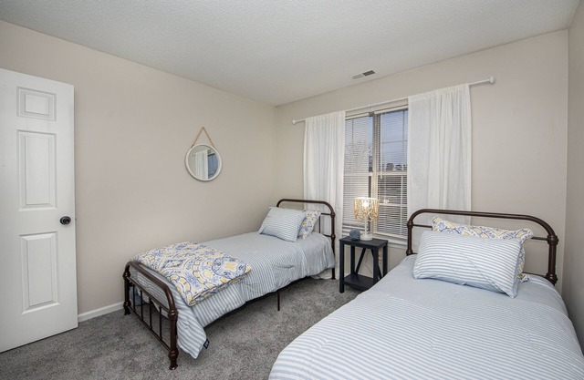 15 mins from the beach