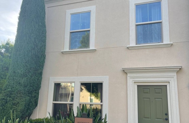 15 minutes to Disneyland and Laguna Beach! In the heart of Irvine