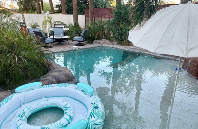 15 Minutes to The Strip! Heated Beach Pool in a 2 Bedrooms 1 Bathrooms House.