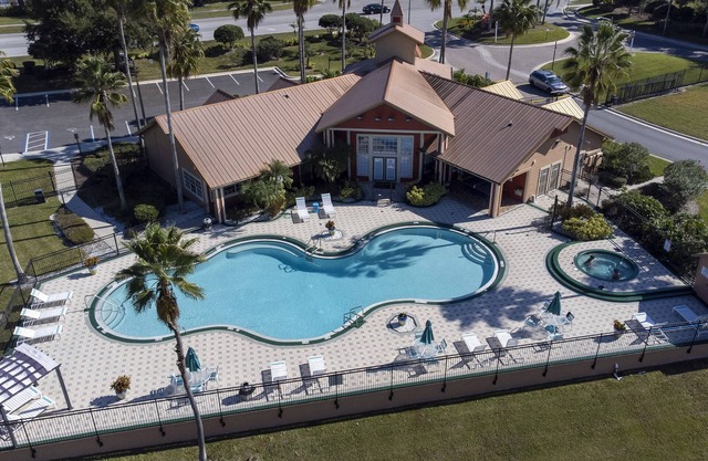 15 minutes to the theme park! Family-sized condo see it for your self