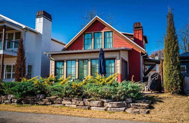 15% off gorgeous cottage, hot tub, pool, fishing ponds, streams, waterfalls!