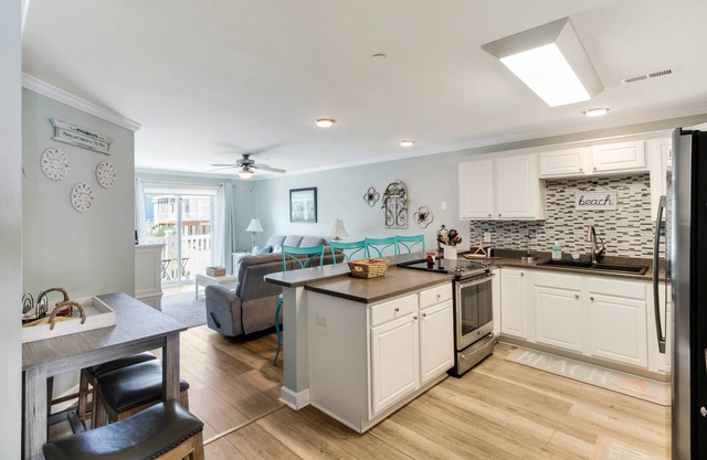 15% Off Stays 8/2 - 11/2 - Gorgeous 2 BR Condo in Ocean Walk, Dogs Welcome, Near Ocean, Large Pool