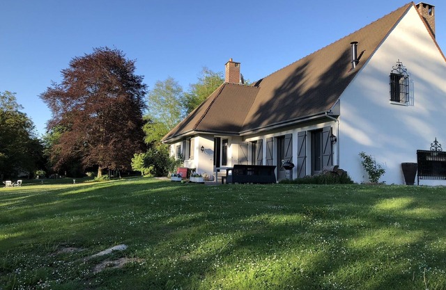 15-person family home in a 10-hectare private estate, 1h from Paris