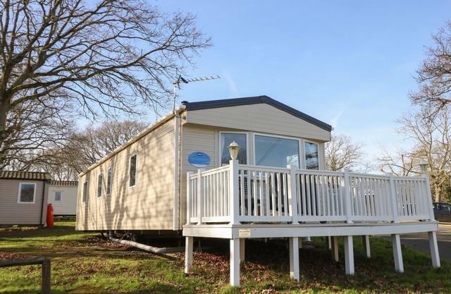 15 ROSEWOOD, pet friendly, with pool in Northwood, Isle Of Wight