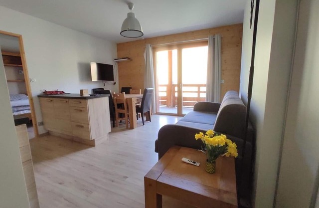 150m from ski slopes, 1st floor, swimming pool, balcony, parking, tv, ski locker, 50m², Vars