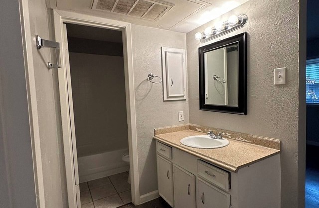 1512 Annex Avenue : Semi furnished apartment