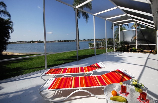 155 m², max 4 people, 2 bedrooms 2 bathrooms, home office, pool next to the house