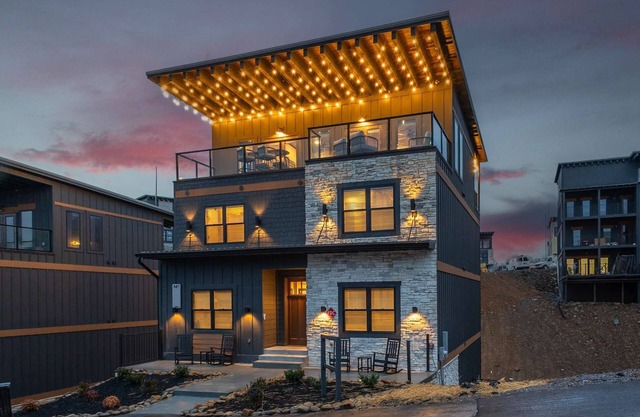 15BR Luxury | 3 Cabins | Rooftop Lounges | Indoor Pools | Hot Tubs | Walk to Water Park | 66 Sleep