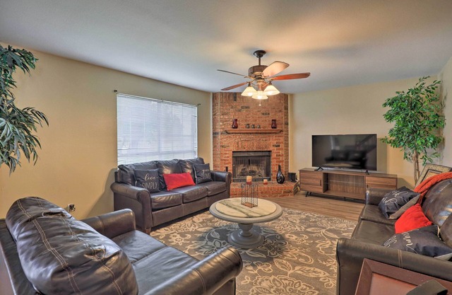 16 Mi to Dtwn Dallas: Spacious Home w/Yard!