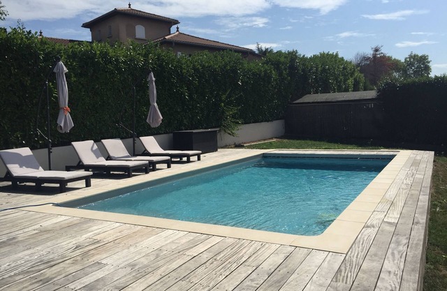 160 m² house with heated pool 15 min from Lyon!