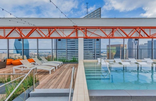 16th FL Bold CozySuites w/pool, gym, roof #2