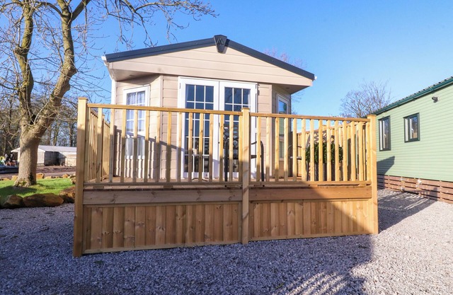 17 BIRCHWOOD CLOSE, pet friendly, with a garden in Lytham St. Annes