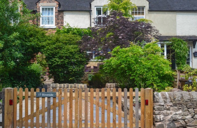 17 RIVERSIDE, pet friendly, with open fire in Oakamoor