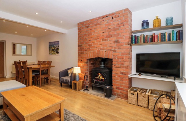17 SANDS CLOSE, pet friendly, with open fire in Broadway
