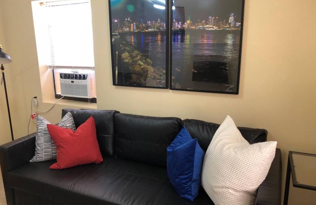 1721 3G · Pretty Convenient 1b Apt/20 min NYC Parking Avail