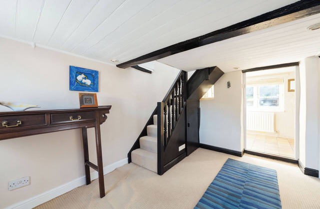 17th century character house with original features, excellent transport links