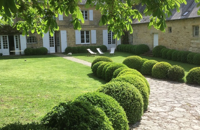 17th century manor house of great comfort in idyllic surroundings