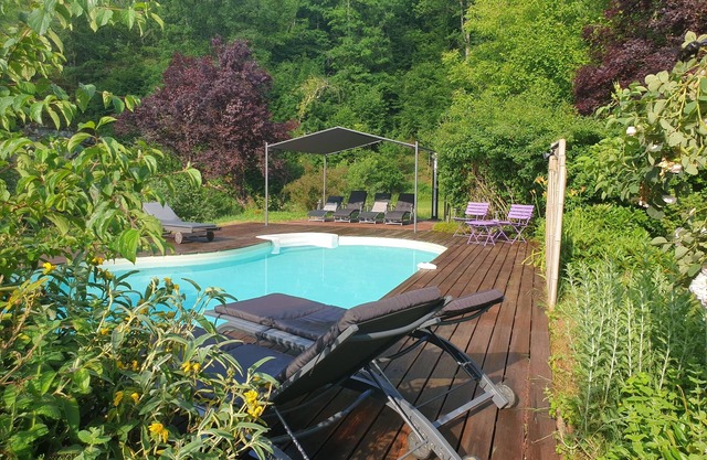 17th-century mill on the Enéa river, 6km from Sarlat. Golden park 2.2 hectares.