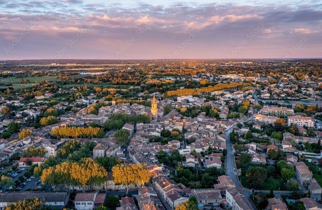 17TH CENTURY TRADITIONAL FRENCH TOWNHOUSE CLOSE TO SALON-DE-PROVENCE
