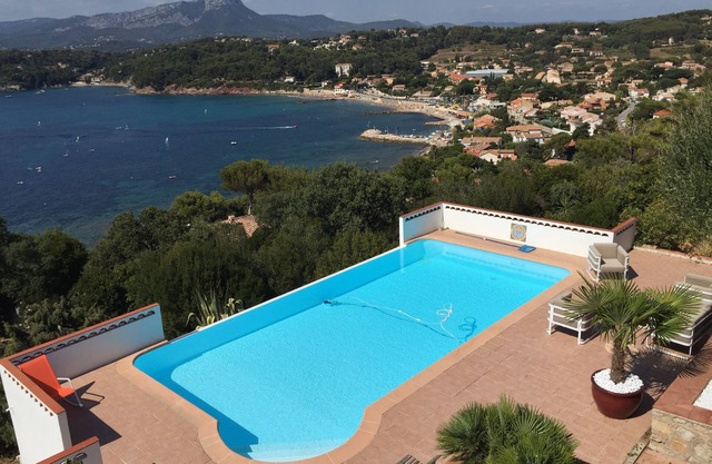 180 degree views over the Bay of Toulon. Apartment in a stylish villa.