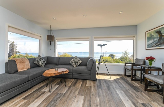180 Water views + patios!