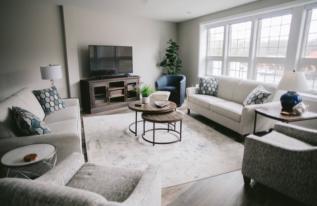 1800 sf condo near Lake Michigan centrally located to 19+ wineries & breweries