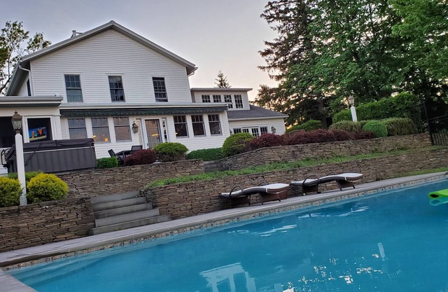 1818 Modern Farm House with Pool, Hot Tub and a large permanent dock on the lake