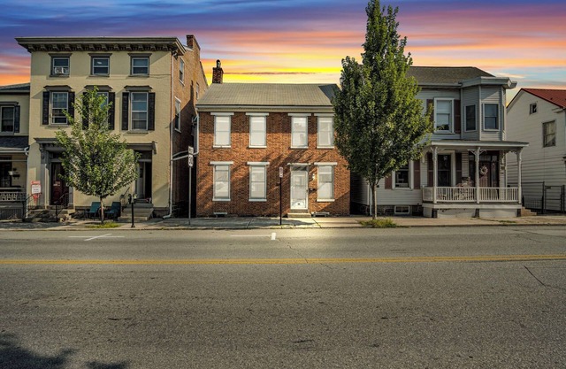 1850s Gettysburg Home - 2 Blocks from Square - Sleeps 10 - Central AC!