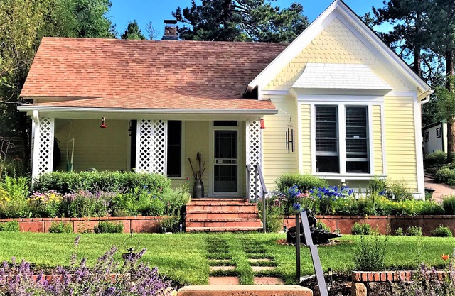 1898 Victorian Bungalow Nestled at the Base of Pikes Peak-Near Attractions