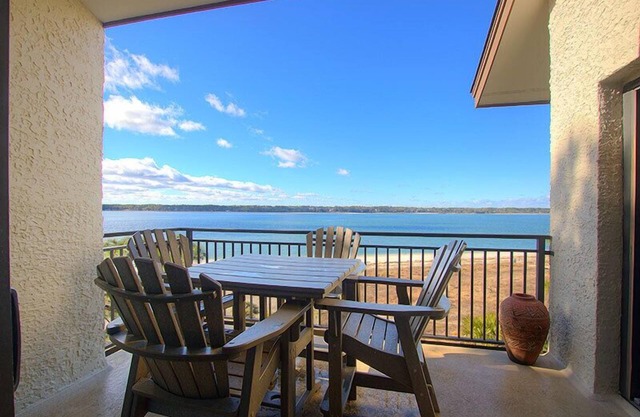 1899 Beachside Tennis - Elegant Top Floor Beachfront Villa w/Pool On-Site