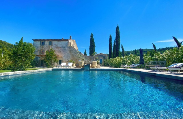 18th century country house in Ménerbes, village access, air conditioning, heated swimming pools