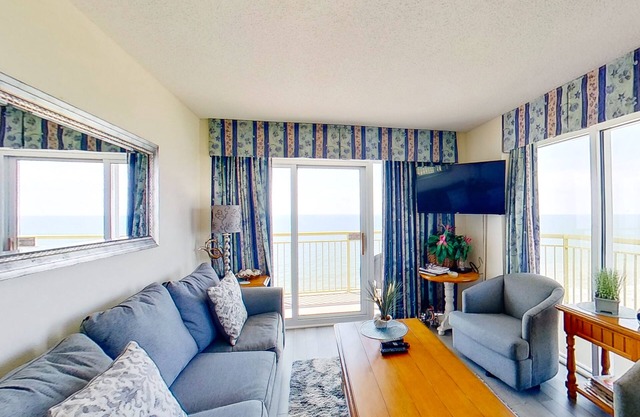 18th floor oceanfront condo w/balcony, shared hot tub, free WiFi, shared pool
