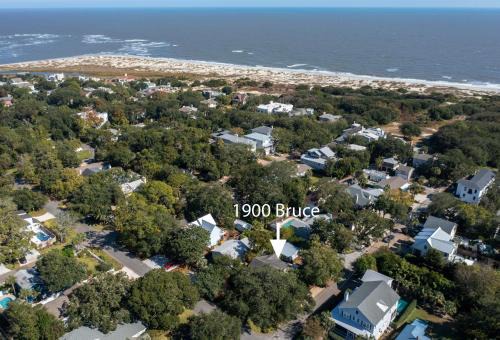 1900 Manor and Guest House - 1900 Bruce Dr