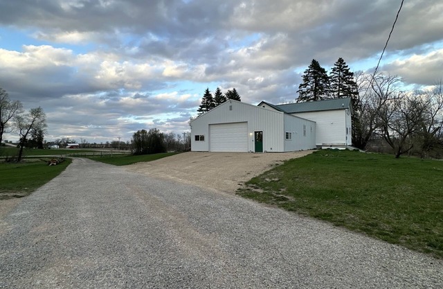 1900's FarmhousenWelcoming RUSTIC VIBEnRolling country side near Fall River WI