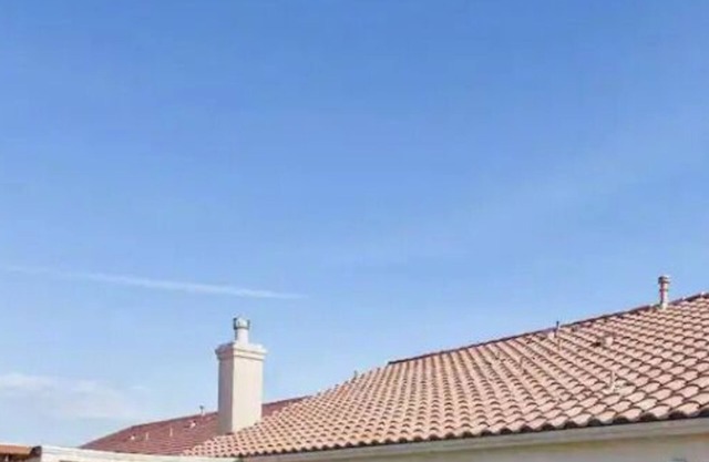 1900 SqFt House 5beds/3bath W/Heated Pool/Spa/BBQ.