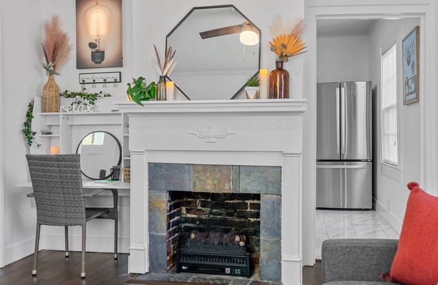 1903 TinyTwins #1nnRomance at: 1903 Twin Cottages close to everything.