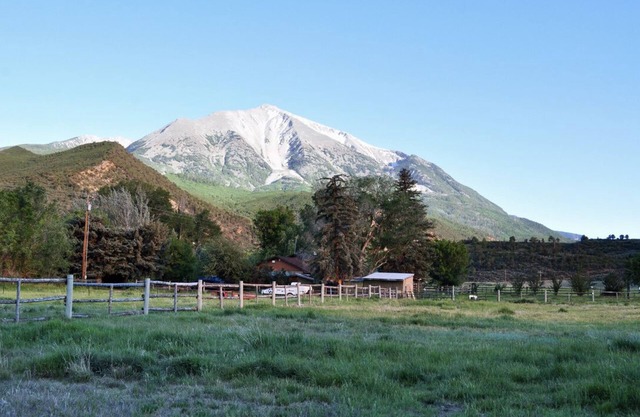 1907Creekside Cabin w/hot tub & sauna; bike, hike, ski & fish- Go Back in Time