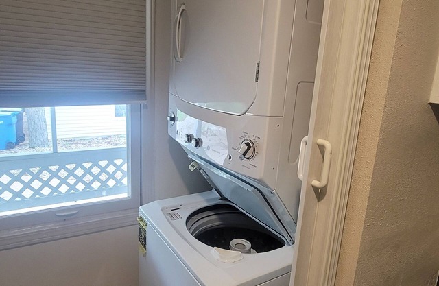 1913 Spacious 5-bedroom farmhouse in Wisconsin Dells. Min & Max 30 days.